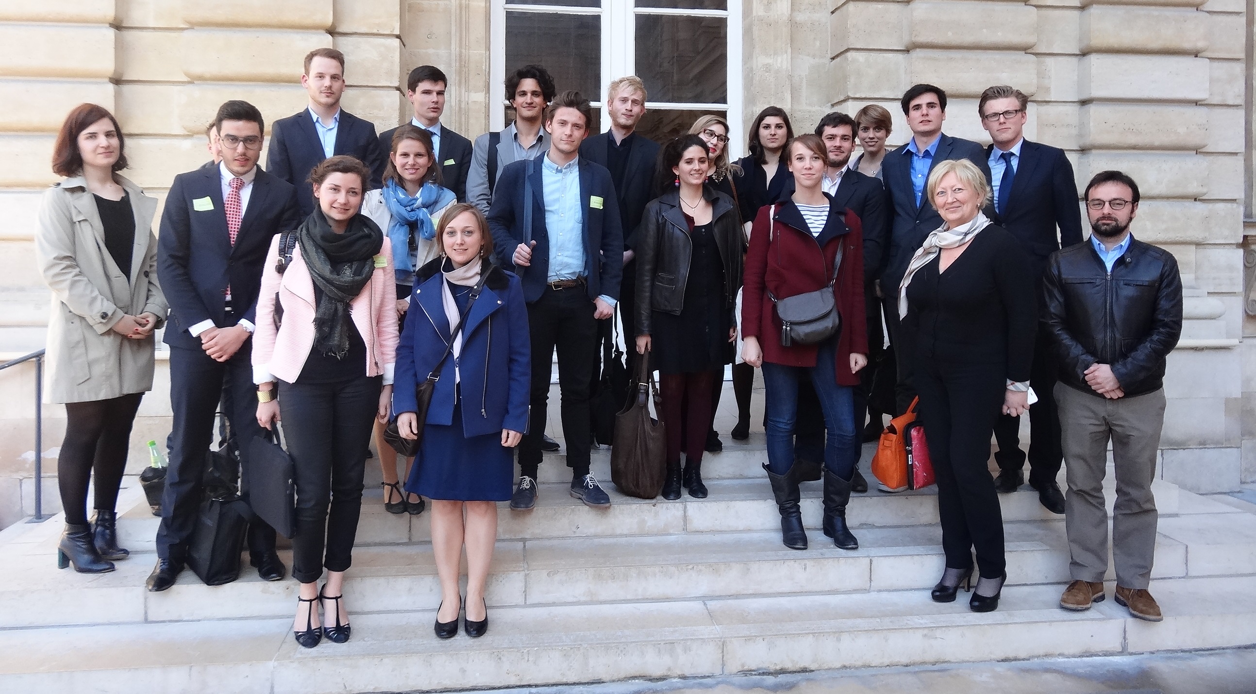 Photo de groupe des étudiants et de la marraine du Concours du Lobbying au Sénat, édition 2014