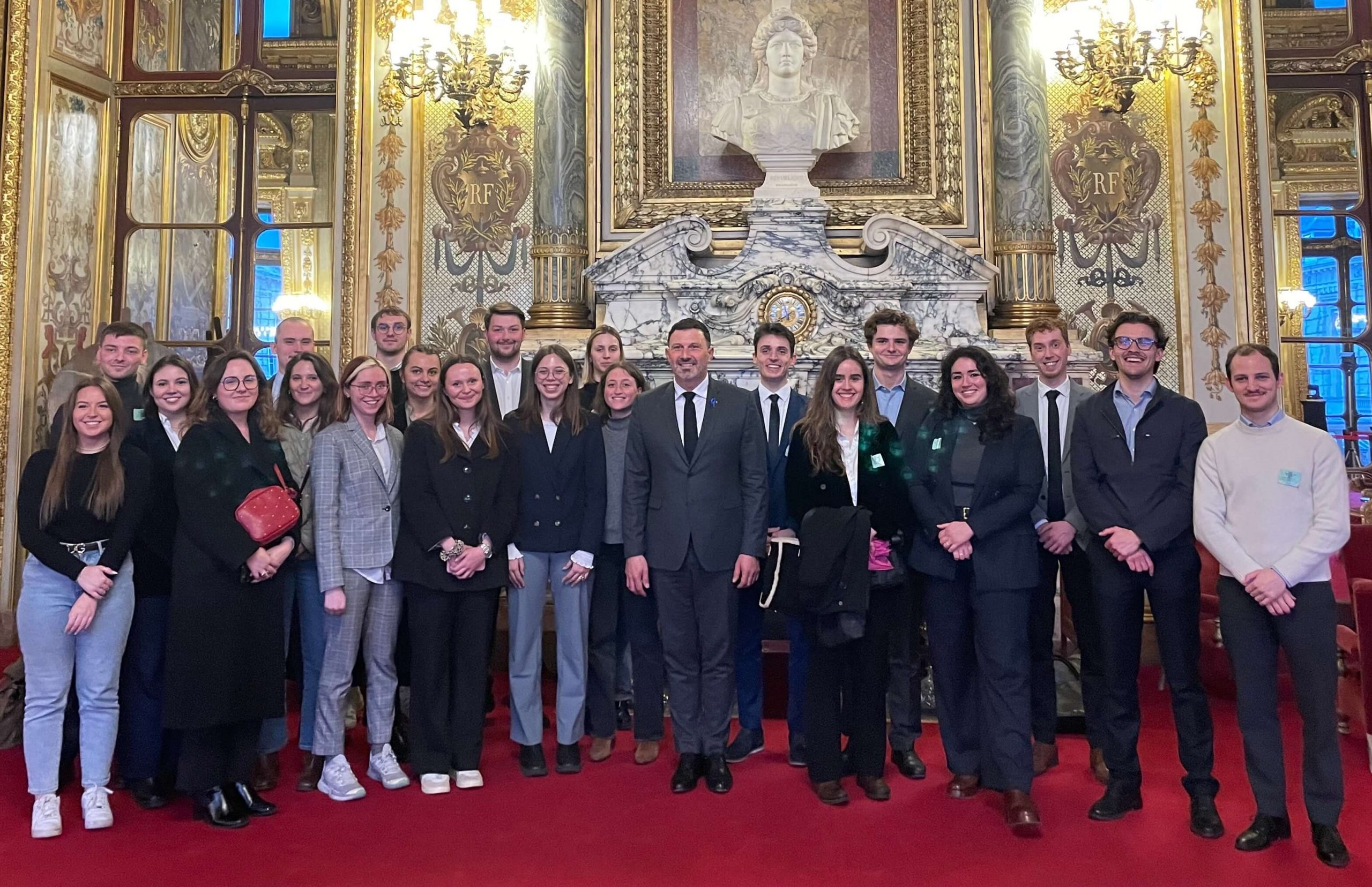 Ensemble des participants à la rencontre entre les étudiants et le sénateur des Hauts-de-Seine Xavier Iacovelli, parrain de l’édition 2024 du Concours