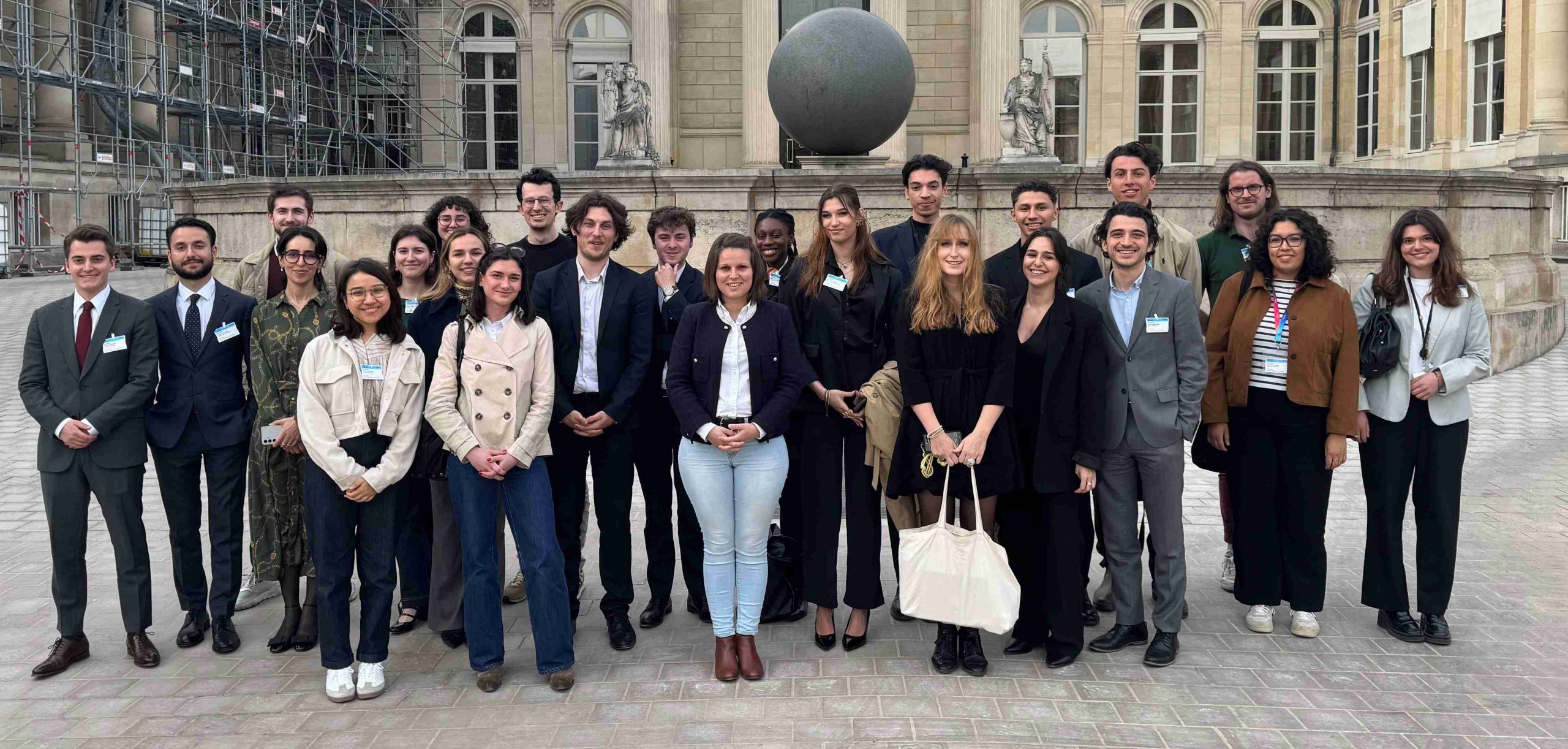 Ensemble des participants à la rencontre entre les étudiants et la députée Marie Lebec, marraine de l’édition 2025 du Concours