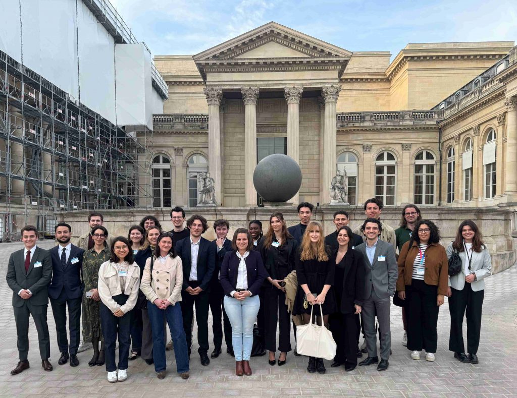 Ensemble des participants à la rencontre entre les étudiants et la députée Marie Lebec, marraine de l’édition 2025 du Concours